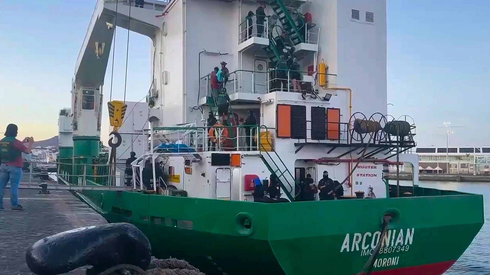 Spaanse politie doet enorme drugsvangst op zee, mogelijk Nederlanders betrokken