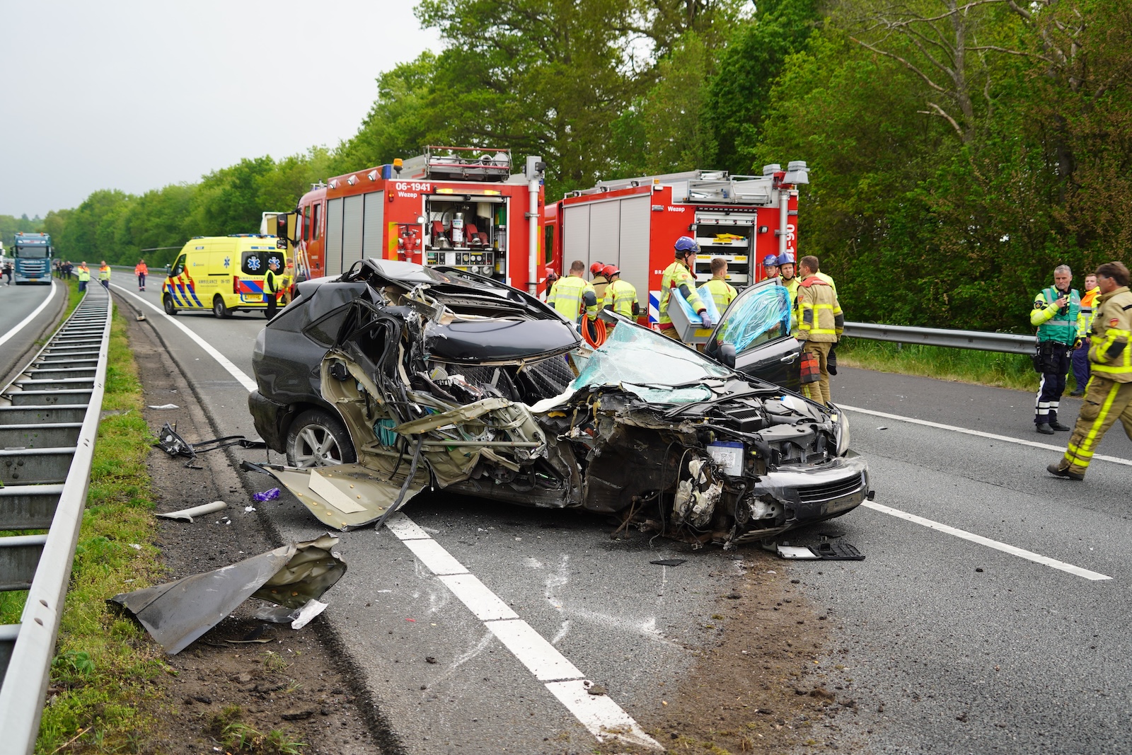 Bestuurder ontsnapt aan de dood bij horrorcrash op snelweg A28
