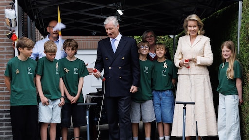 Koning Filip en koningin Mathilde lanceren zelfgebouwde raket