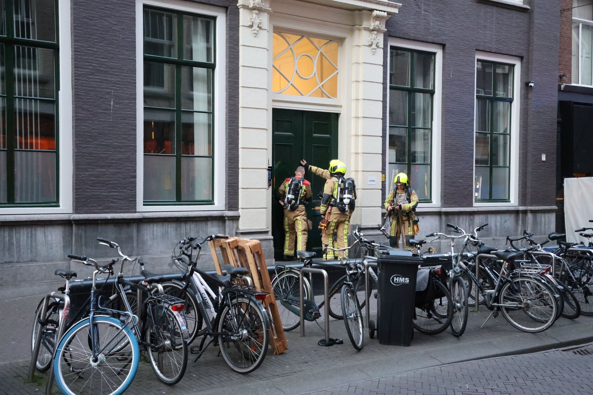 Vuurwerkbom bij D66-kantoor Den Haag naar binnen gegooid, geen gewonden