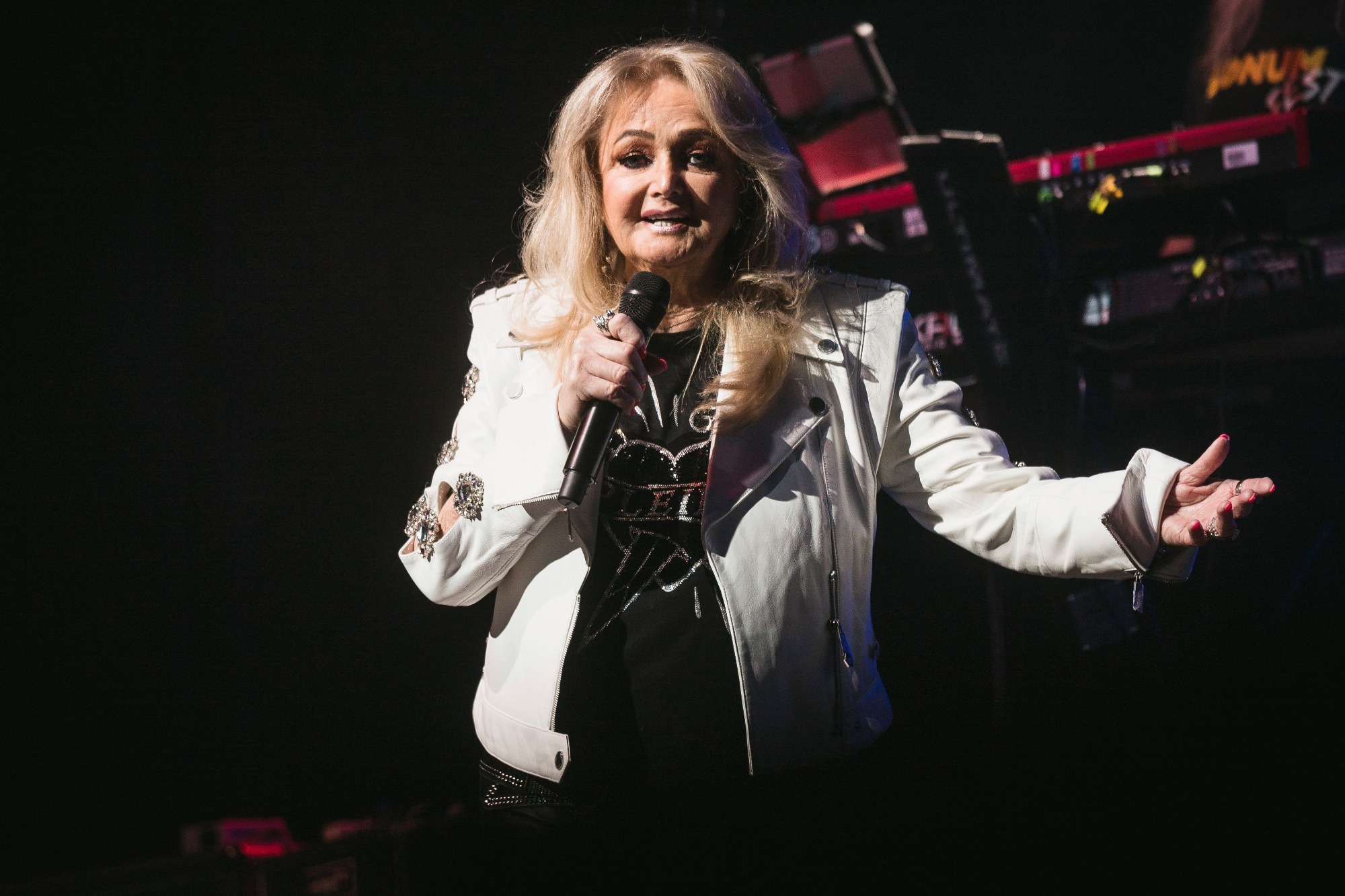 Zangeres Bonnie Tyler tijdens een optreden