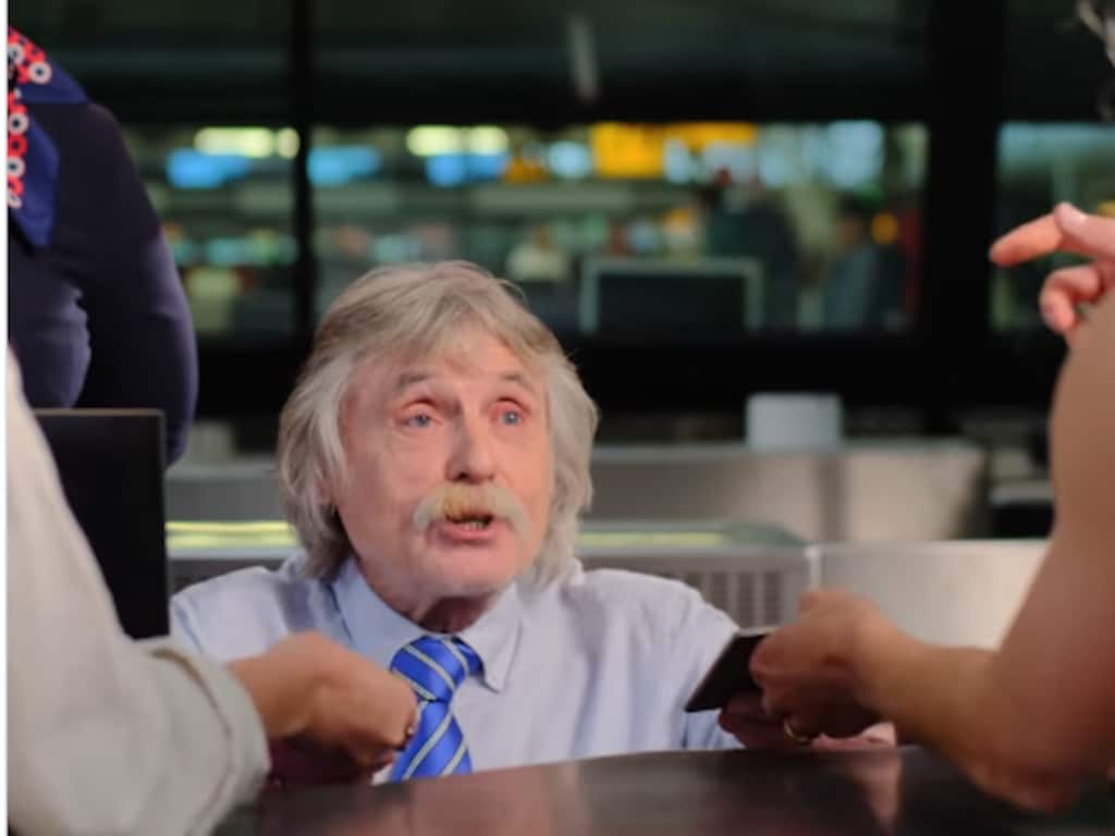 Kijkers gieren om Vandaag Inside-promo: Johan Derksen steelt de show als Schiphol-medewerker
