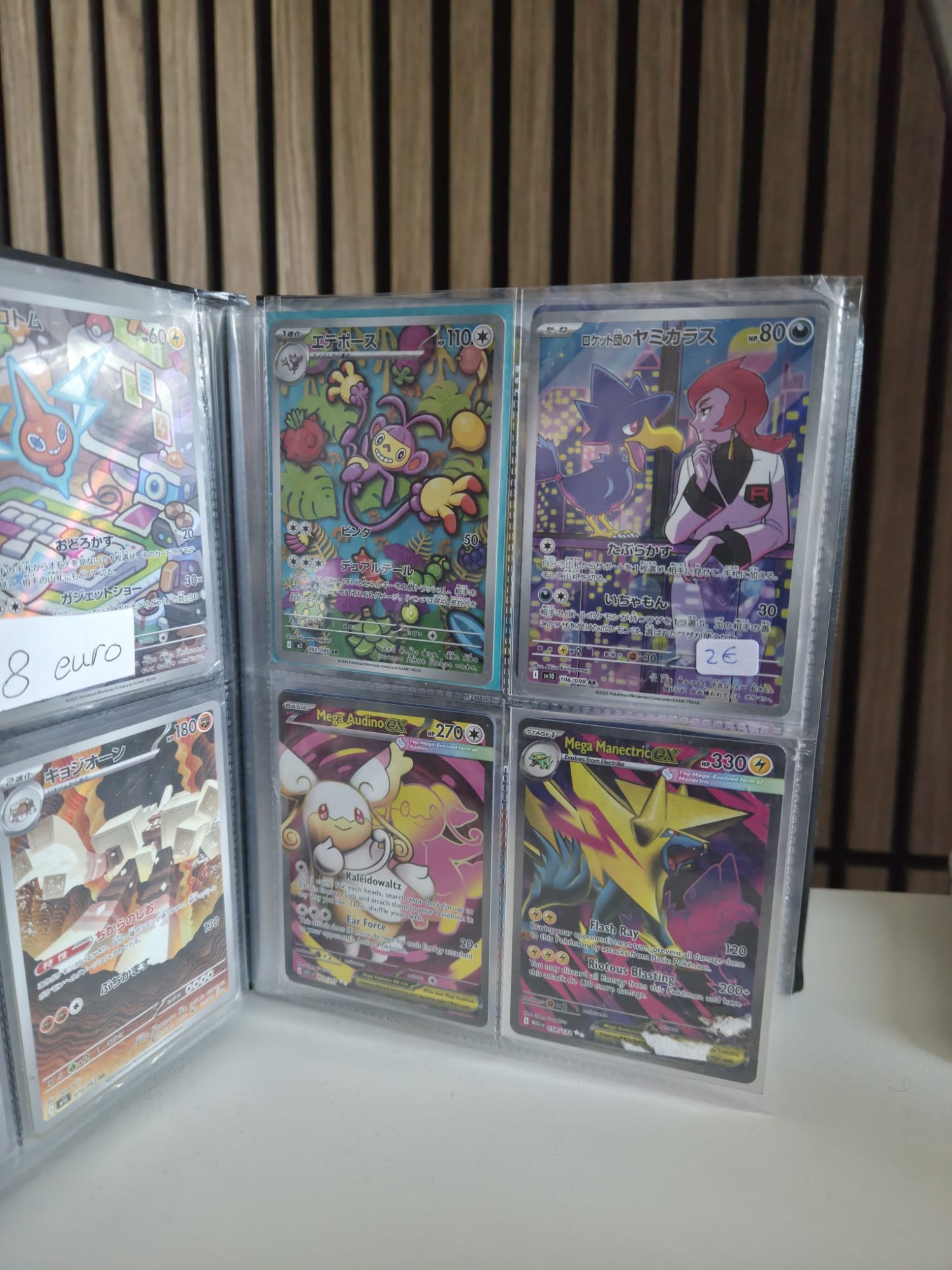 Lara zoekt jongen die verzameling Pokémonkaarten vergat op vrijmarkt