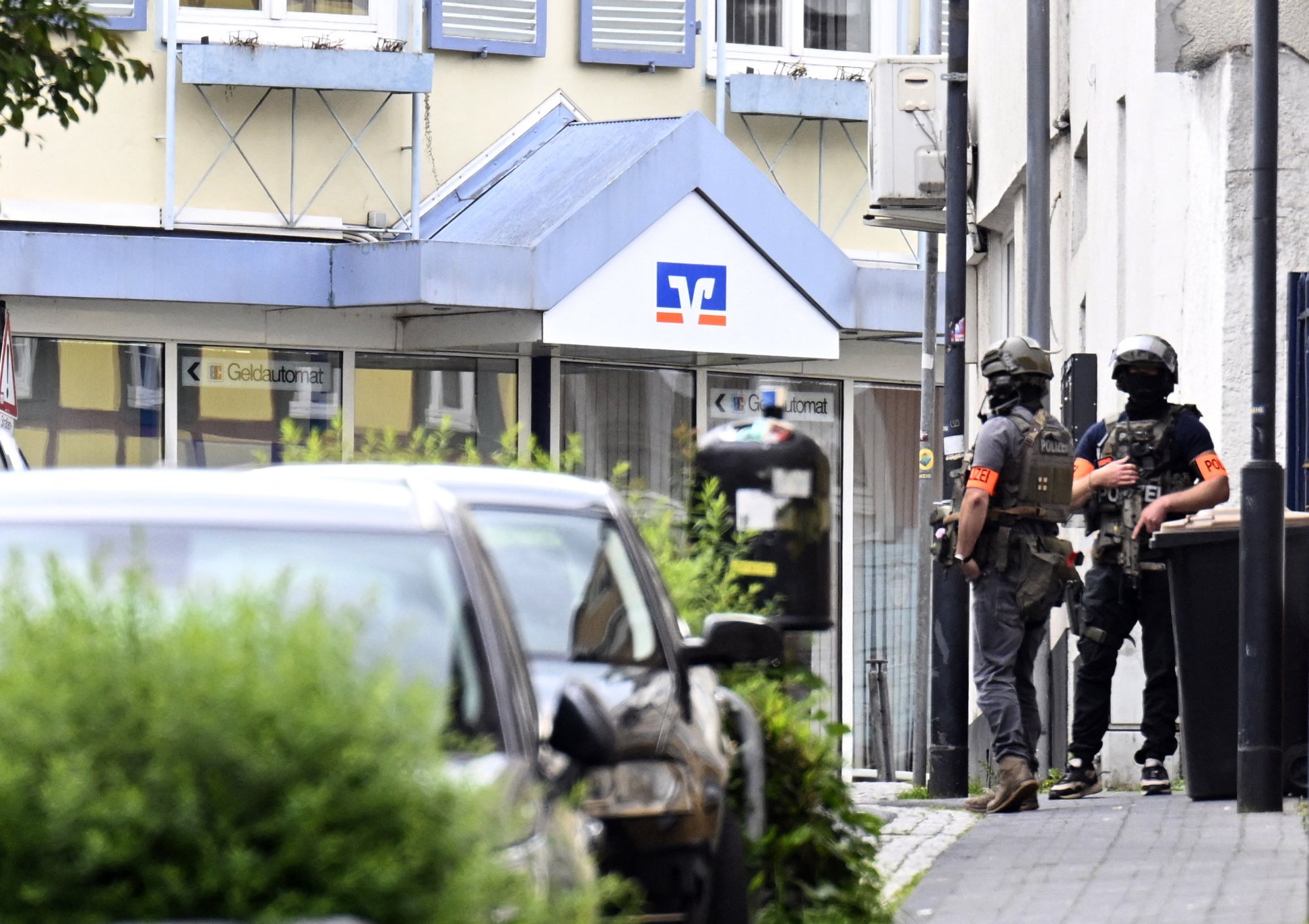 Politie valt bank in Duitse Sinzig binnen, daders zijn spoorloos