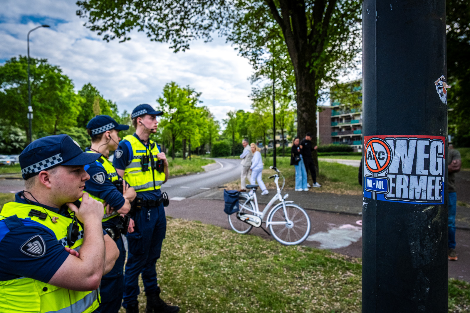 ME ingezet bij protest tegen azc in Apeldoorn, mensen aangehouden