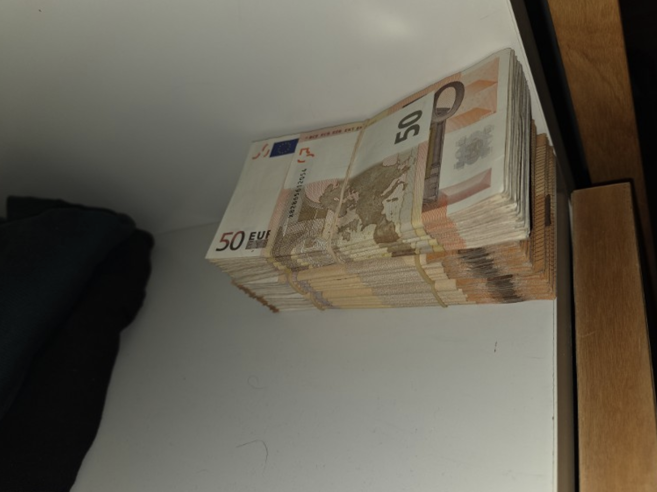 23-jarige man in Zutphen verstopt 3 ton cash, wapens en drugs in slaapkamer