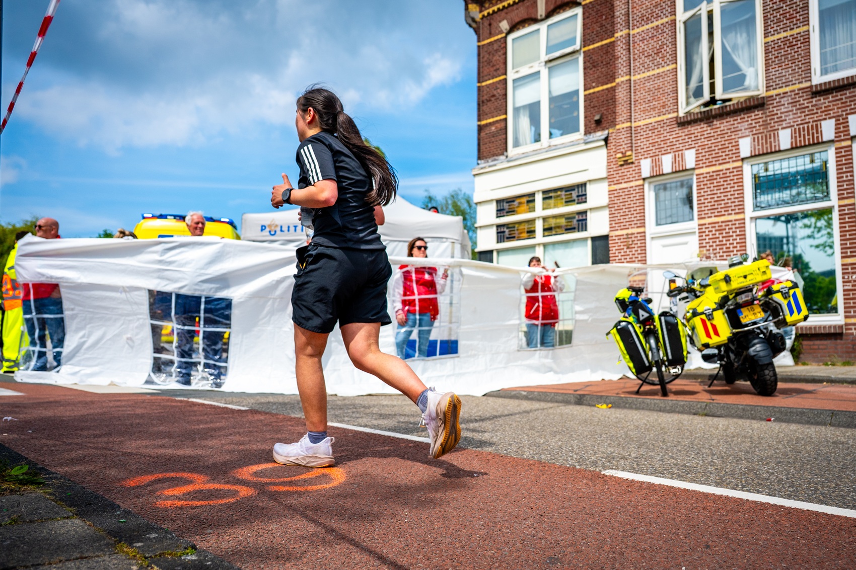 Blaaskapel bood direct hulp bij drama marathon Leiden: 'Je wilt roepen, meisje sta op'