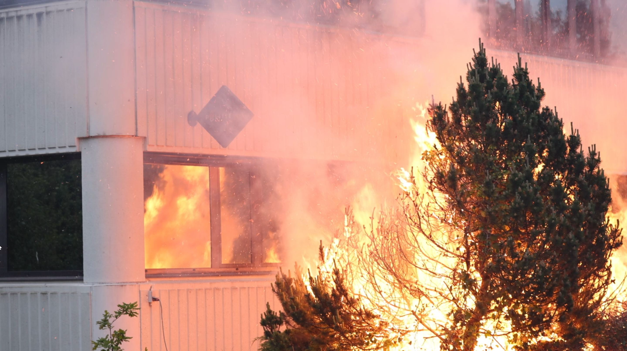 Brandje bij noodopvang in Loosdrecht na gooien vuurwerk en fakkels bij protest