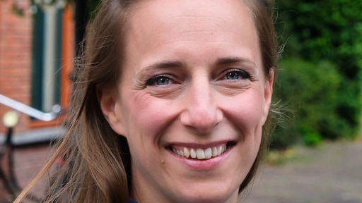 Daisy strijdt tegen 'weeshuistoerisme': 'Grote show om westerlingen te vermaken'