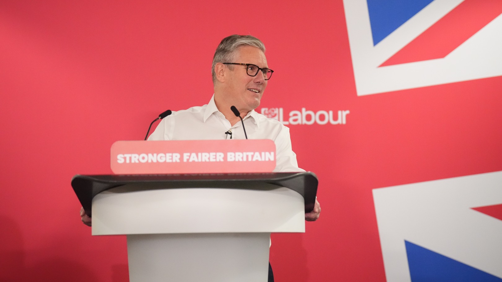 Britse premier Starmer blijft wél zitten, minister stapt op