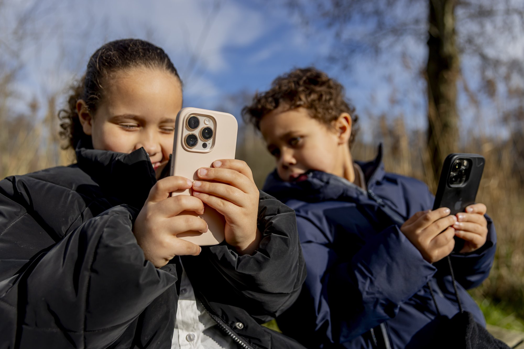 Arnhem komt als eerste stad met dringend advies: stel smartphone voor kinderen uit