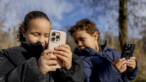 Arnhem komt als eerste stad met dringend advies: stel smartphone voor kinderen uit