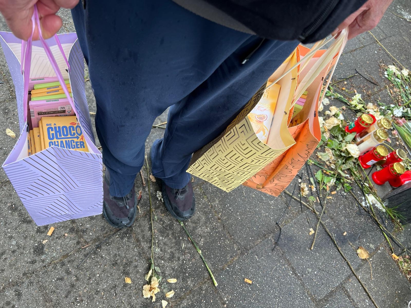 Dirk (78) brengt chocola naar asielzoekers Loosdrecht: 'Misdadig wat hier gebeurde'