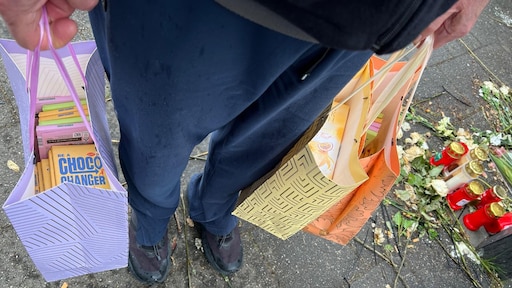 Dirk (78) brengt chocola naar asielzoekers Loosdrecht: 'Misdadig wat hier gebeurde'