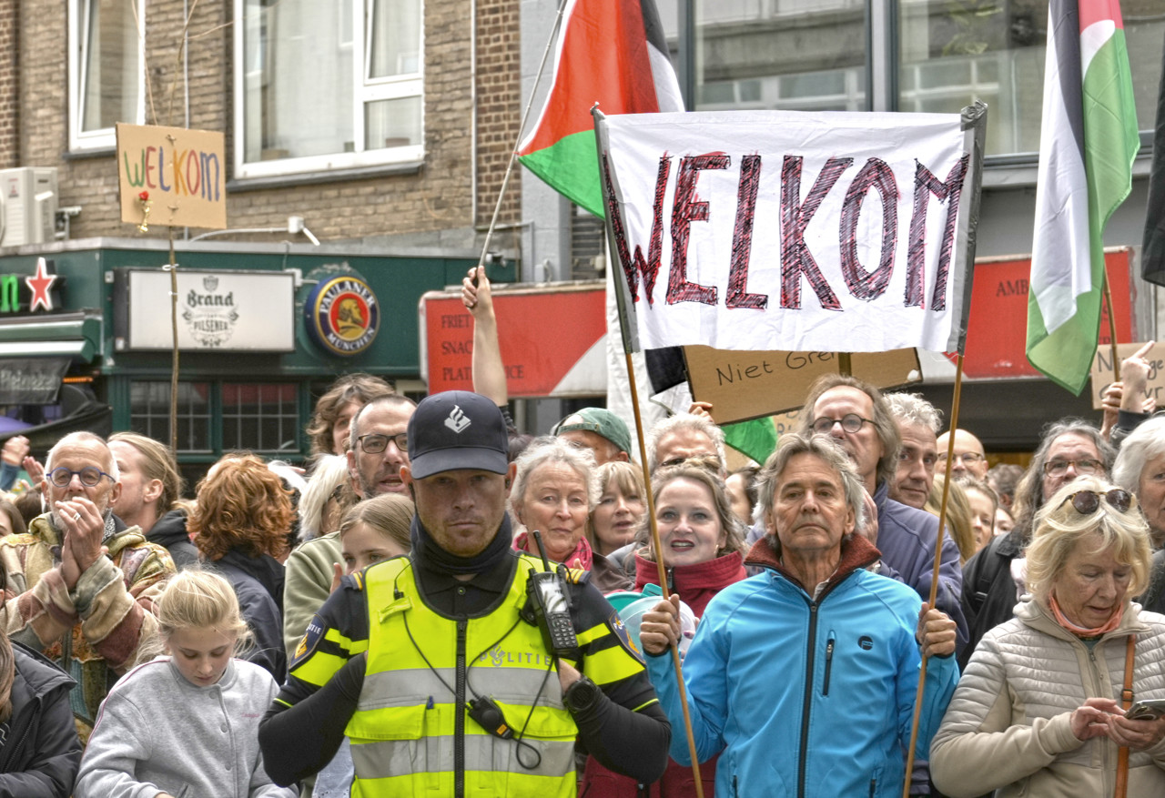 Deelnemers van de tegendemonstratie 'Wij Zijn Met Meer' in Nijmegen.