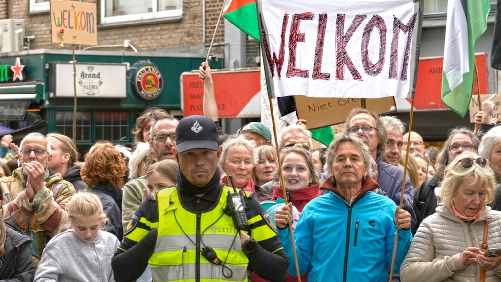 Deelnemers van de tegendemonstratie 'Wij Zijn Met Meer' in Nijmegen.