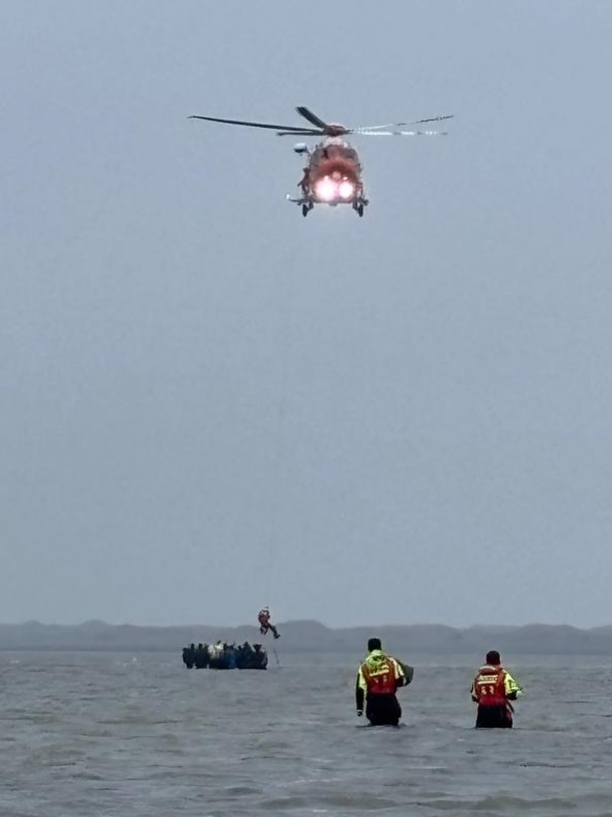 Tientallen gestrande wadlopers met reddingsboten en heli van wad gehaald