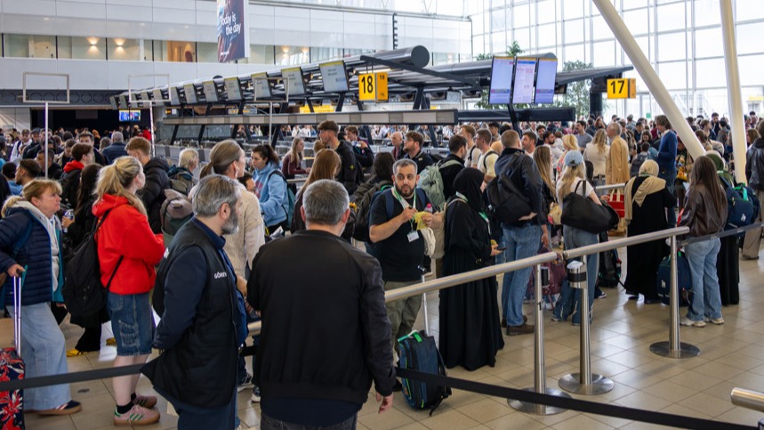 Lange rijen voor beveiliging op Schiphol: 'Reizigers missen hun vlucht'