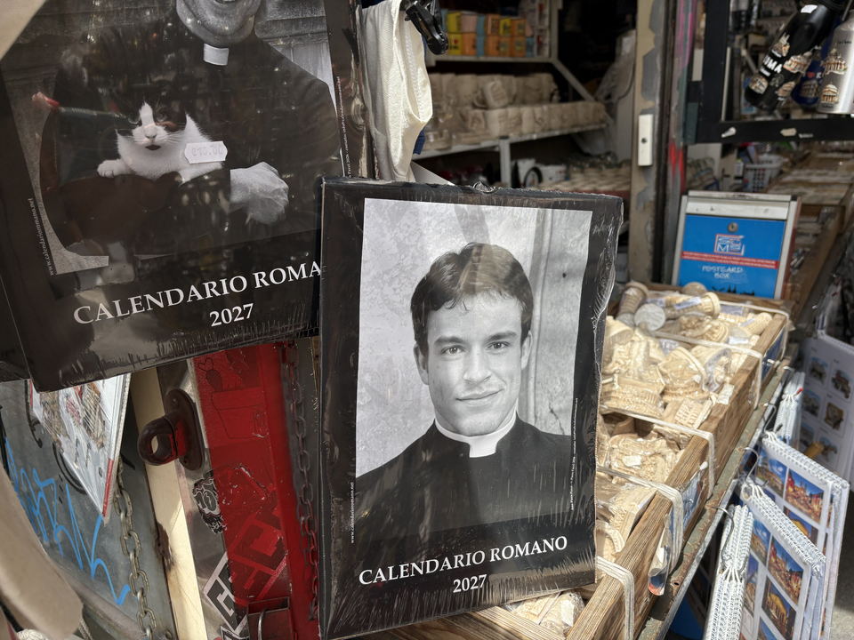 Sexy priester kalender in Rome: geen echte priesters