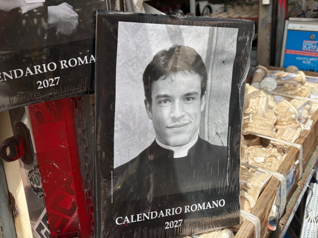 Sexy priester kalender in Rome: geen echte priesters