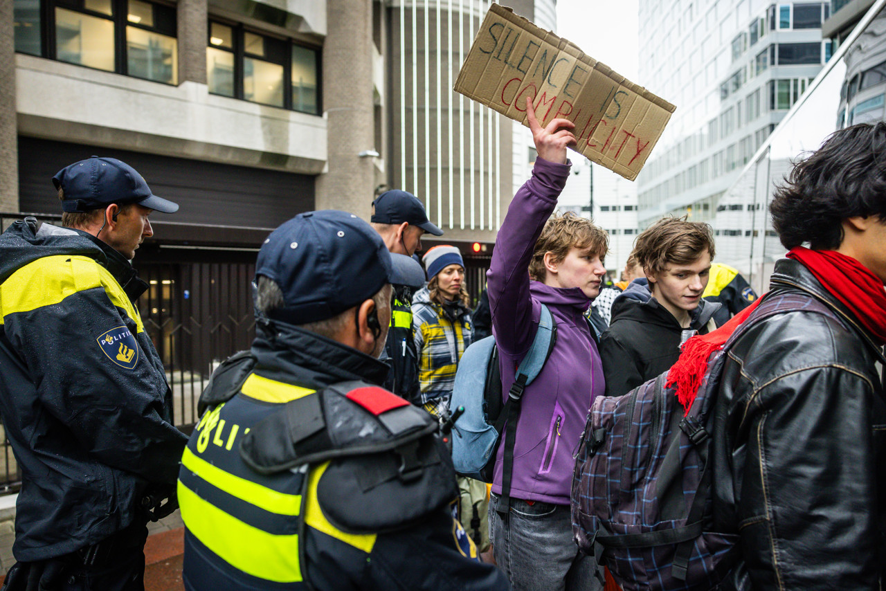 Treinverkeer Den Haag ligt stil door demonstranten op het spoor