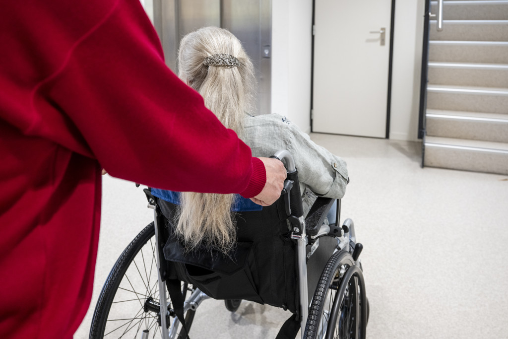 Steeds meer mantelzorgers, die zich ook steeds vaker 'ernstig belast' voelen