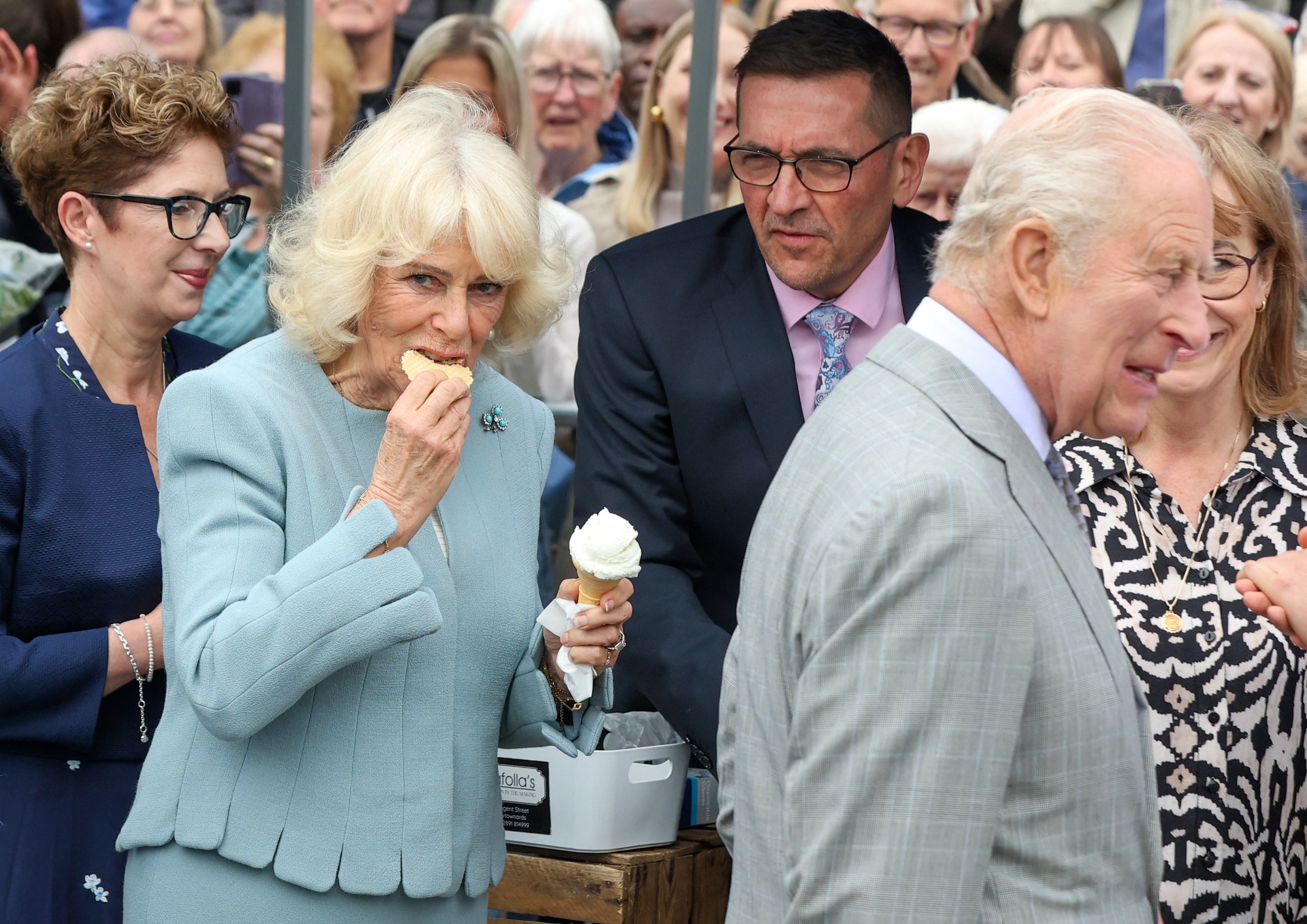 Koningin Camilla kan niet van ijsje afblijven: 'Kan ik hier blijven?'