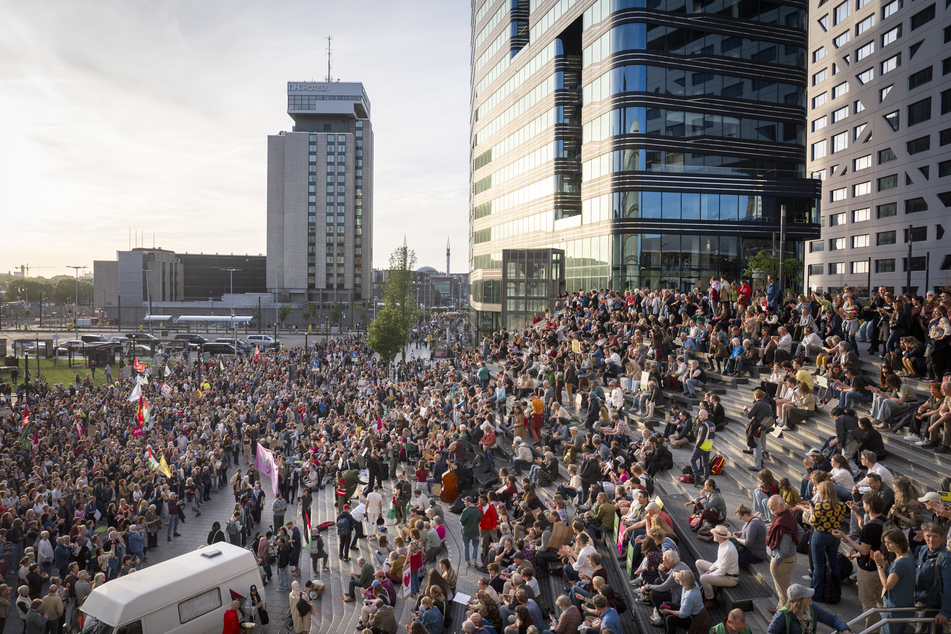 Protest tegen anti-azc-geweld bereikt Jaarbeursplein met duizenden
