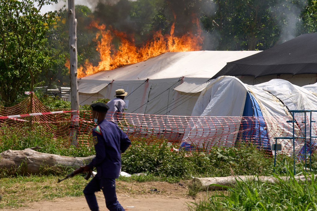 Tenten voor ebolapatiënten in Congo in brand gestoken na ruzie over begrafenis