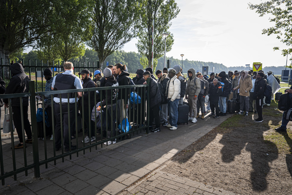 Opnieuw lange rij met asielzoekers bij aanmeldcentrum Ter Apel