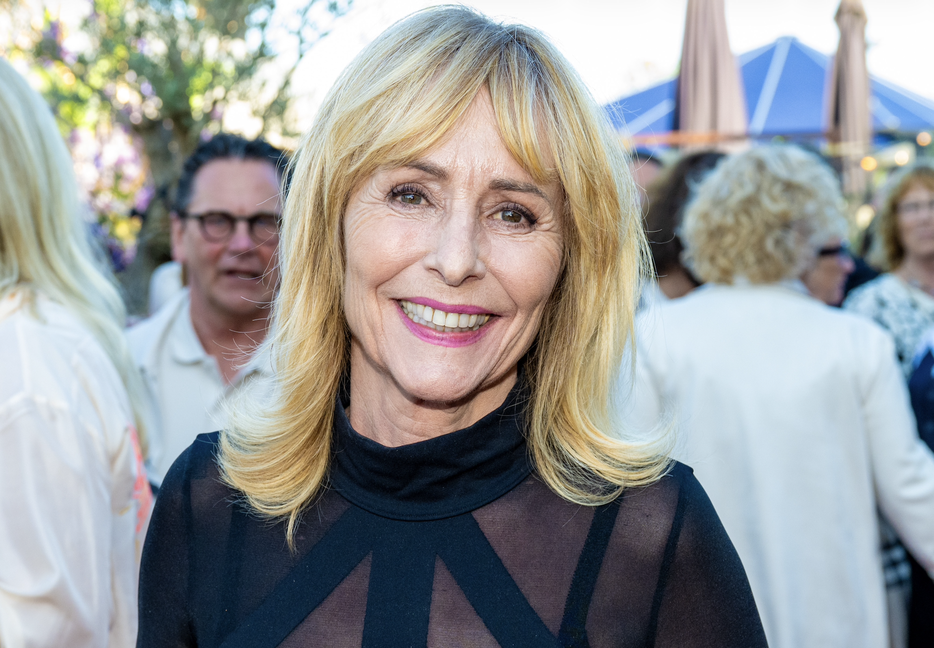 Na breuk gooide ze liefdesroer om: Angela Groothuizen beleeft haar 'sexy sixties'