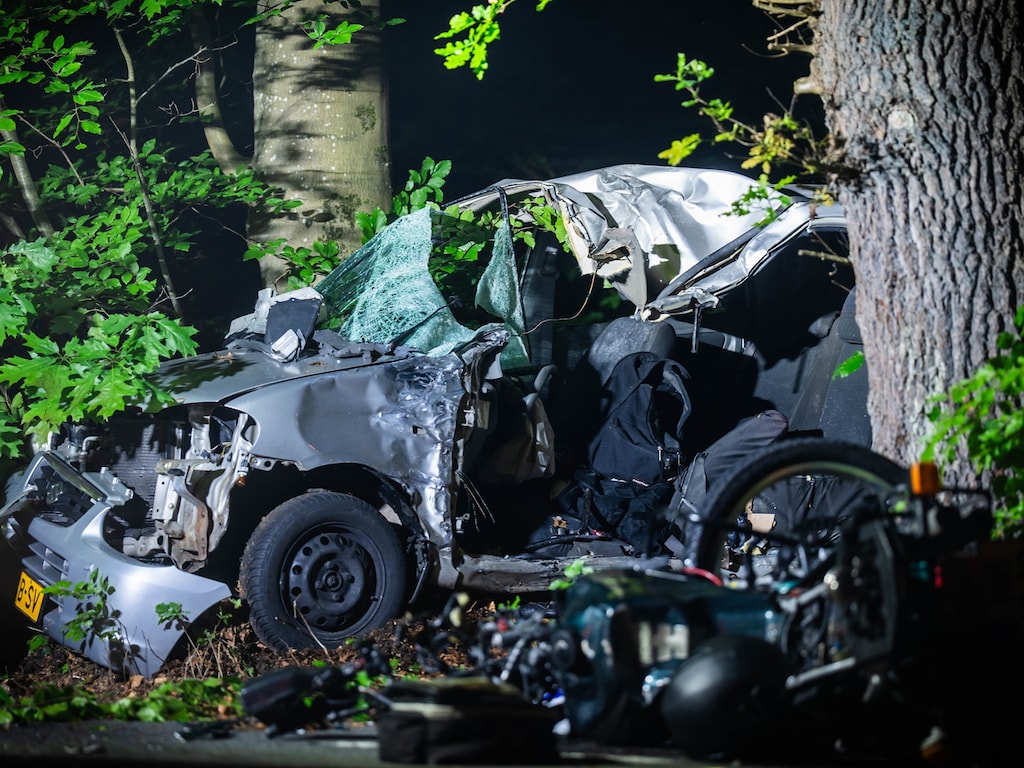 Motor en auto botsen frontaal op elkaar in Eerbeek: 2 doden