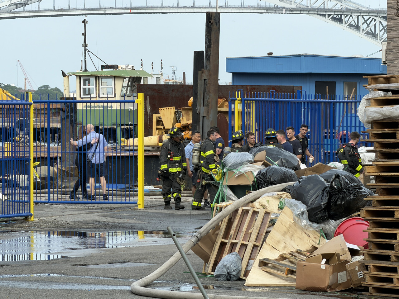Tientallen brandweerlieden gewond bij explosie in New York, een persoon overleden