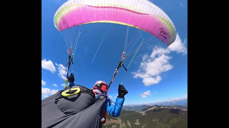 Oostenrijkse paraglider geraakt door klein vliegtuigje, crash gefilmd