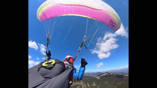 Oostenrijkse paraglider geraakt door klein vliegtuigje, crash gefilmd