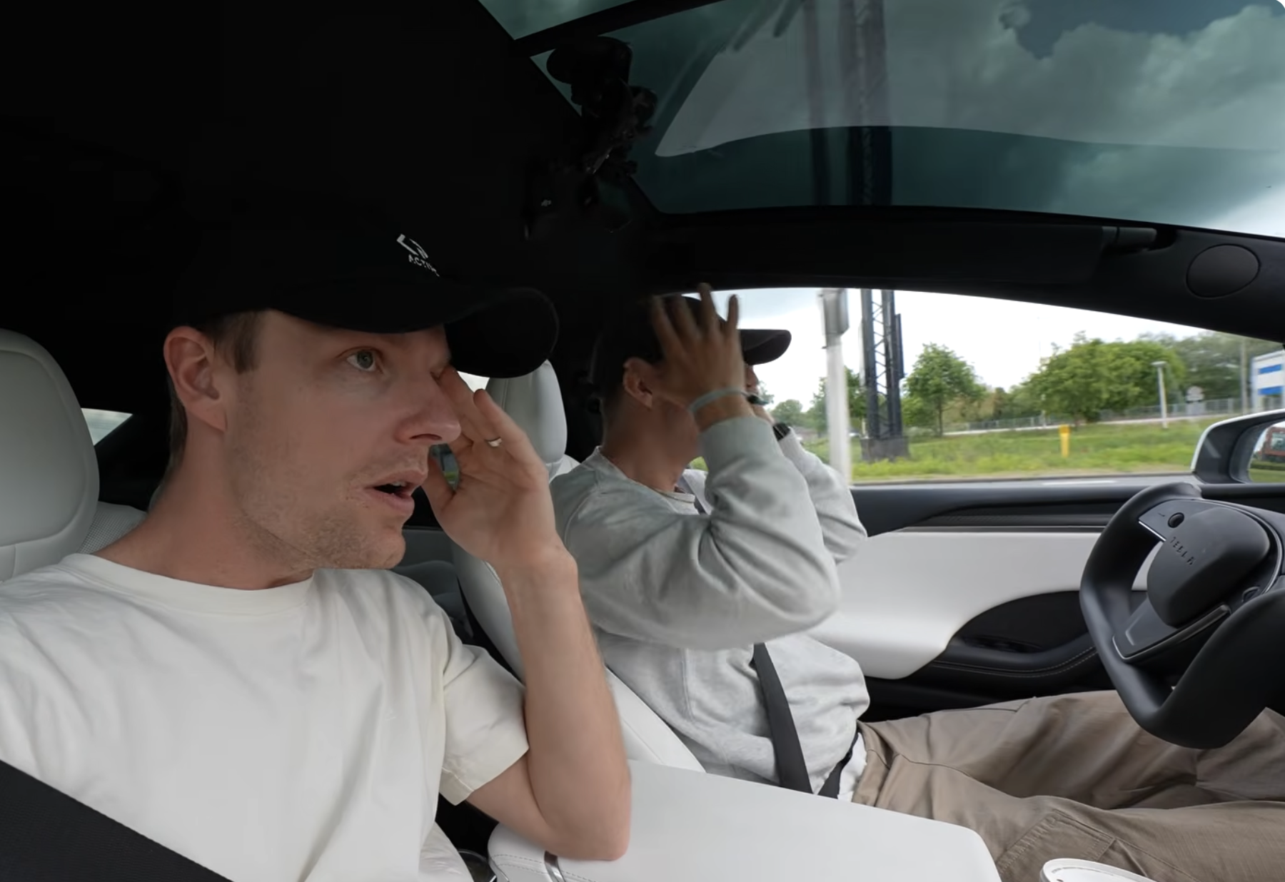 Enzo Knol filmt hoe zelfrijdende Tesla botsing met roodrijder voorkomt