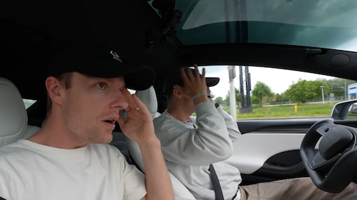 Enzo Knol filmt hoe zelfrijdende Tesla botsing met roodrijder voorkomt