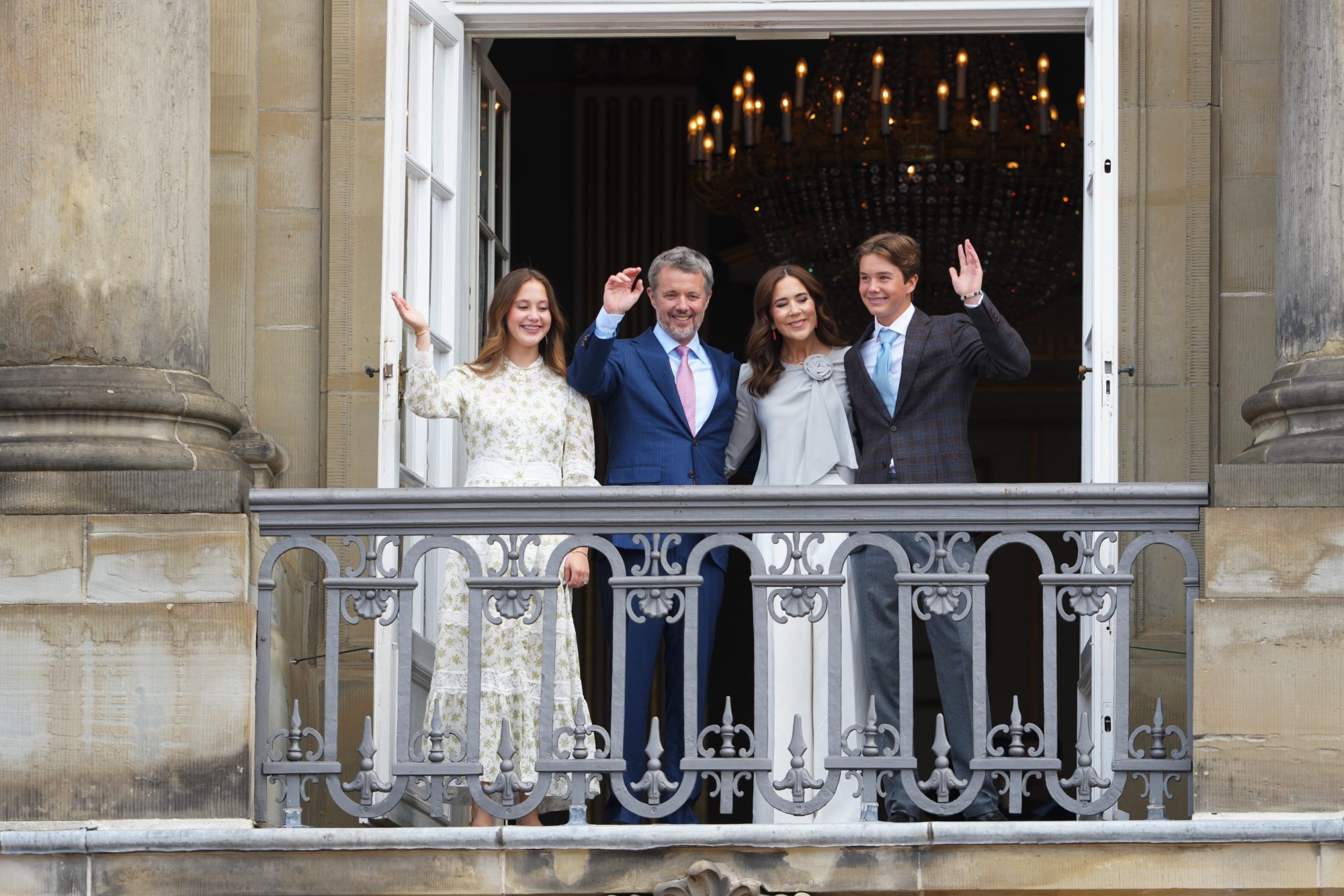Jarige Deense koning Frederik verschijnt met gezin op paleisbalkon