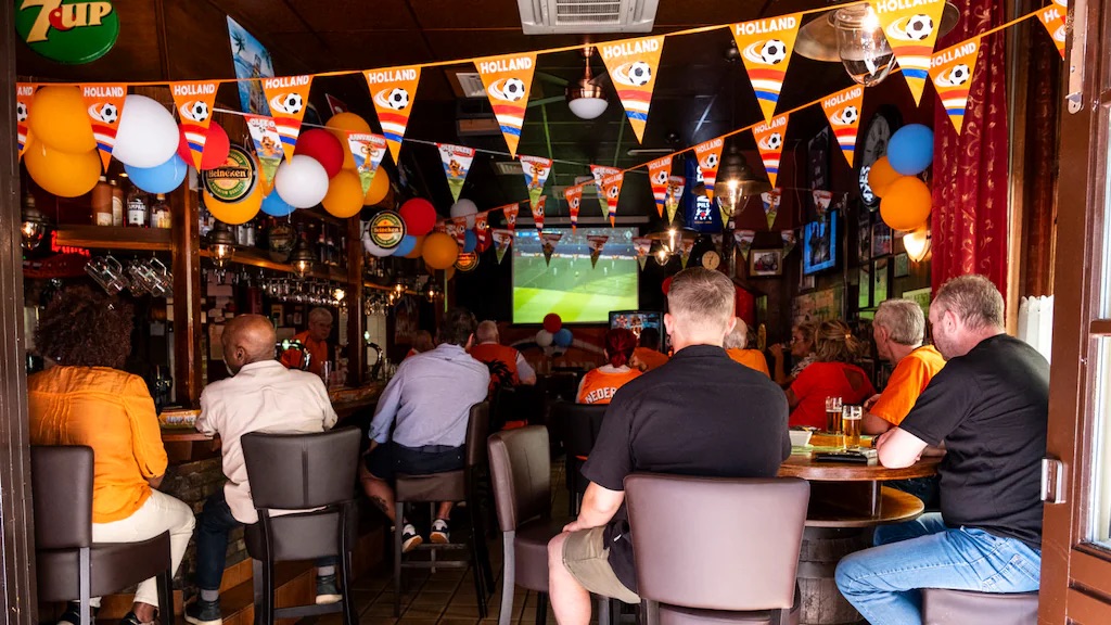 Tweede Kamer: NOS mag geen geld vragen voor uitzenden WK-duels Oranje in cafés en op pleinen
