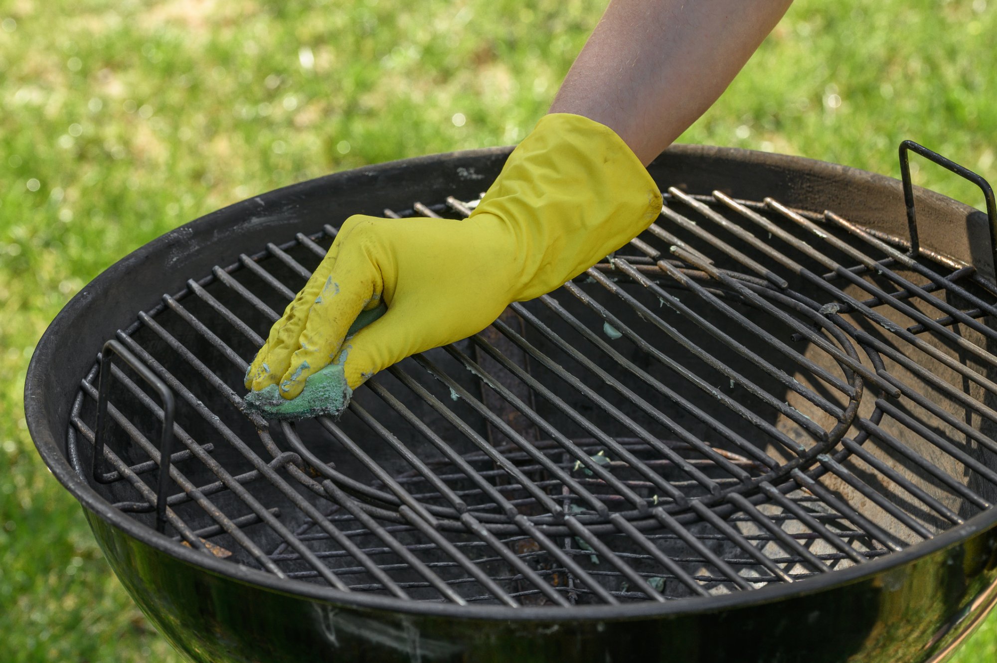 Barbecue schoonmaken? 'Gooi het rooster gewoon in het gras'