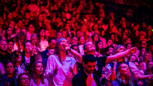 Mensen vallen flauw in bloedhete concertzalen: 'Schuld van de ouders'