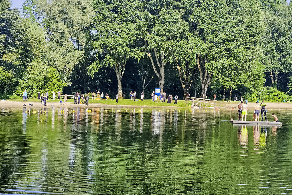 Jongen (18) verdwijnt onder water in zwemplas bij Dordrecht, in ziekenhuis overleden