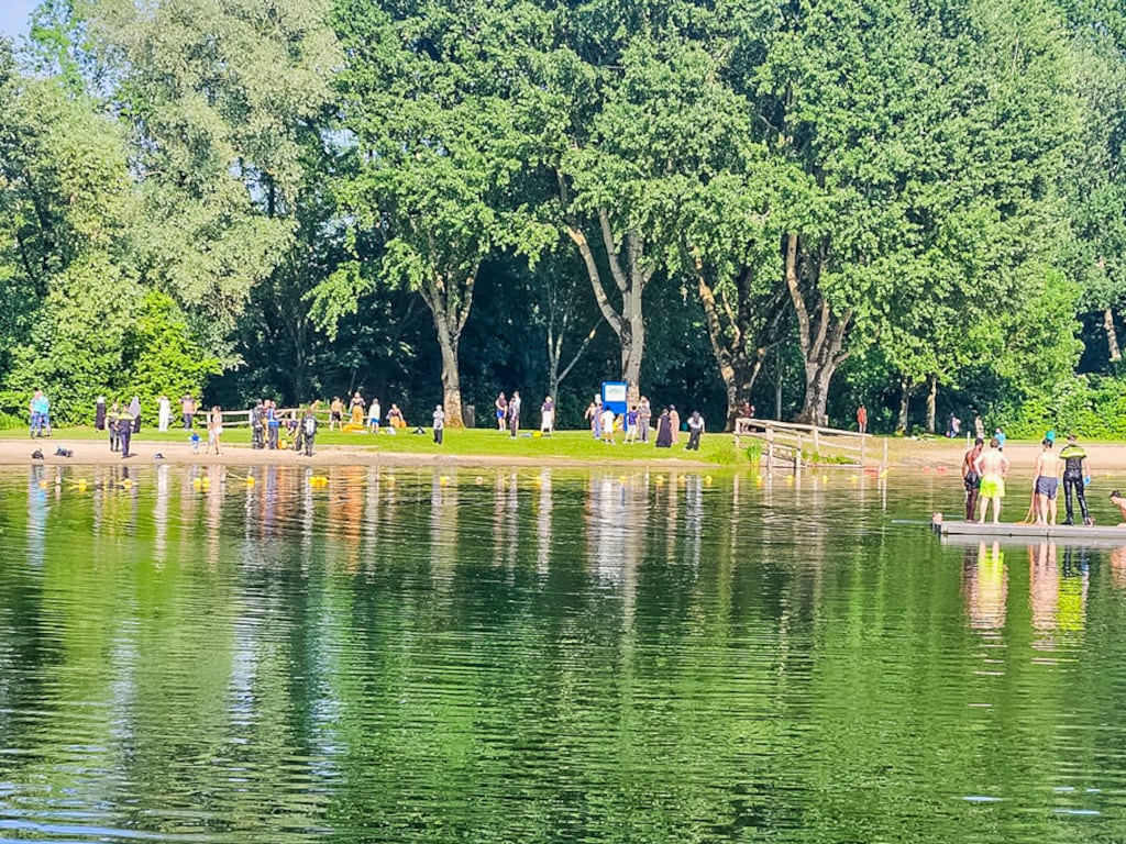 Jongen (18) verdwijnt onder water in zwemplas bij Dordrecht, in ziekenhuis overleden