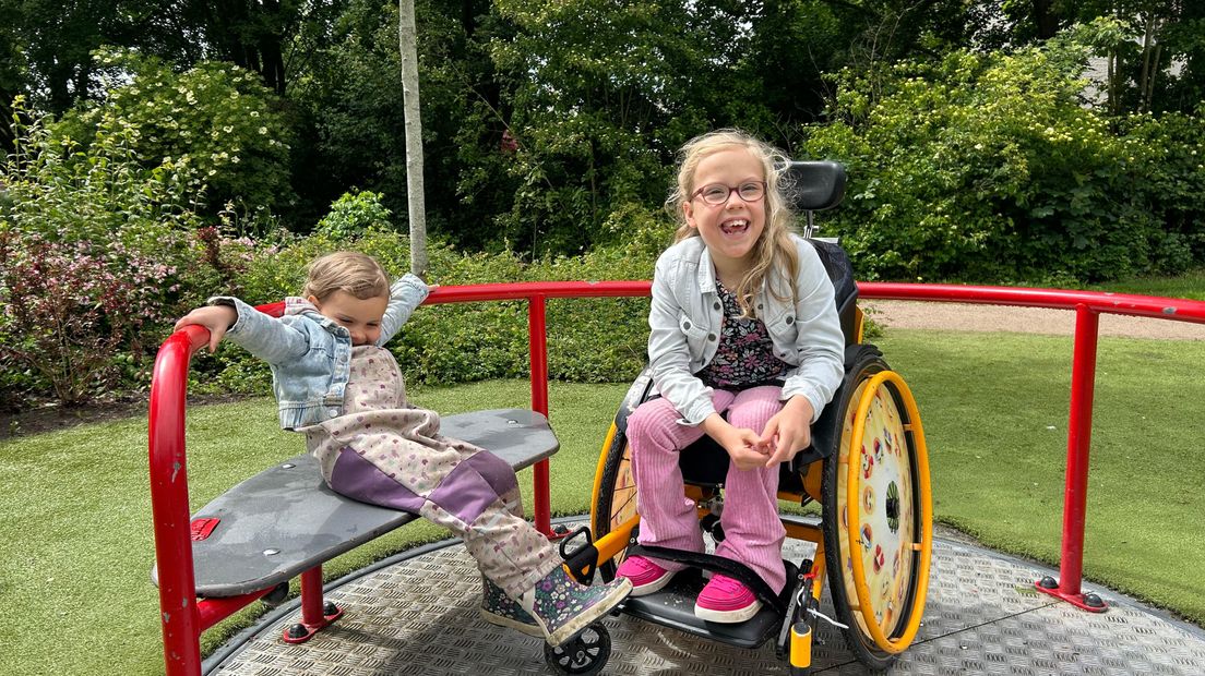Zwolle pakt speeltuinen aan, zodat ook Joëlle (9) kan meedoen