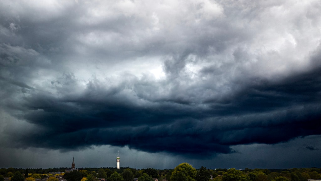 Code oranje in vier provincies om onweer: hier bliksemt het bij jou in de buurt