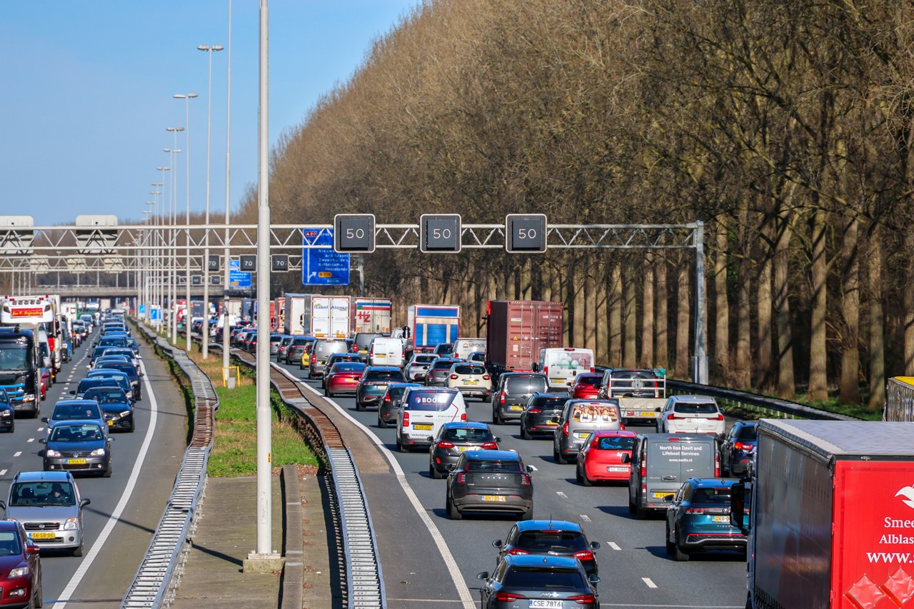 Nederlanders tanken nauwelijks minder: 'Bezuinigen niet op autorijden'