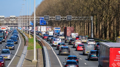 Nederlanders tanken nauwelijks minder: 'Bezuinigen niet op autorijden'