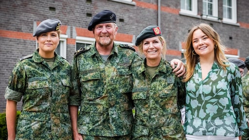 Koningin Máxima verrast door komst van dochters bij baretuitreiking