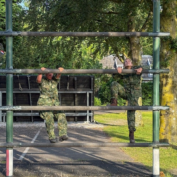 Training koningin Máxima tot reservist bij Koninklijke Landmacht