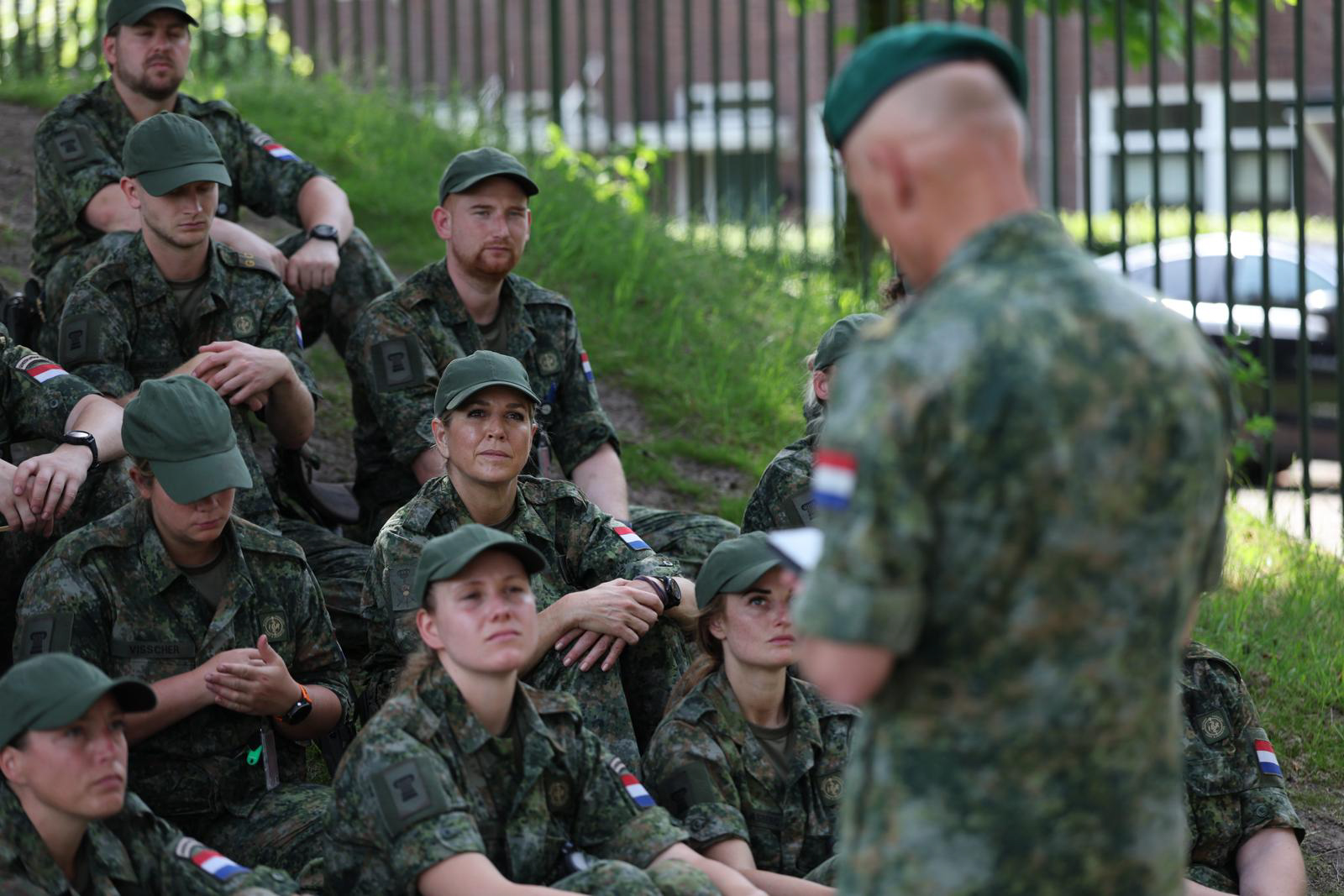 Training koningin Máxima tot reservist bij Koninklijke Landmacht